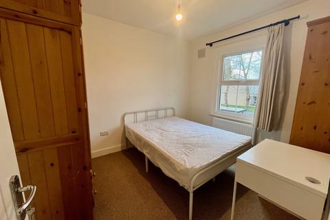 1 bedroom in a house share to rent, Staines Road, Feltham