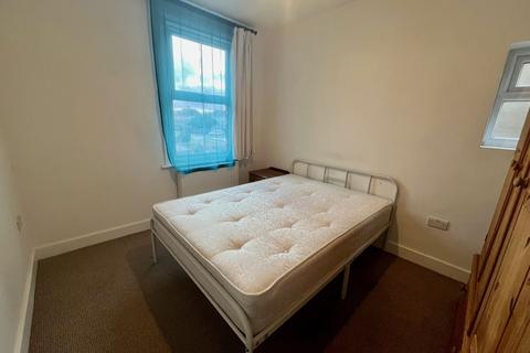 1 bedroom in a house share to rent, Staines Road, Feltham
