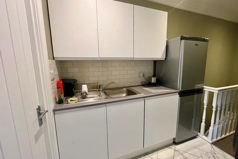 1 bedroom in a house share to rent, Staines Road, Feltham