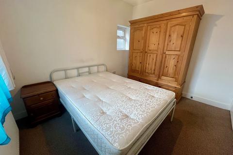 1 bedroom in a house share to rent, Staines Road, Feltham
