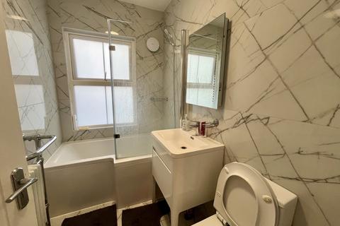 1 bedroom in a house share to rent, Staines Road, Feltham
