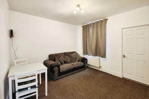 4 bedroom house share to rent, Byron Street, Northampton, NN2 7JE