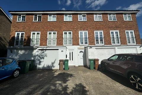 4 bedroom townhouse to rent, Langley Park Road, Sutton