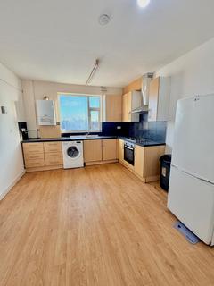 4 bedroom flat to rent, Eastern Avenue Flat 2, Ilford, Essex, IG2 7JB