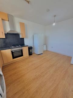 4 bedroom flat to rent, Eastern Avenue Flat 2, Ilford, Essex, IG2 7JB