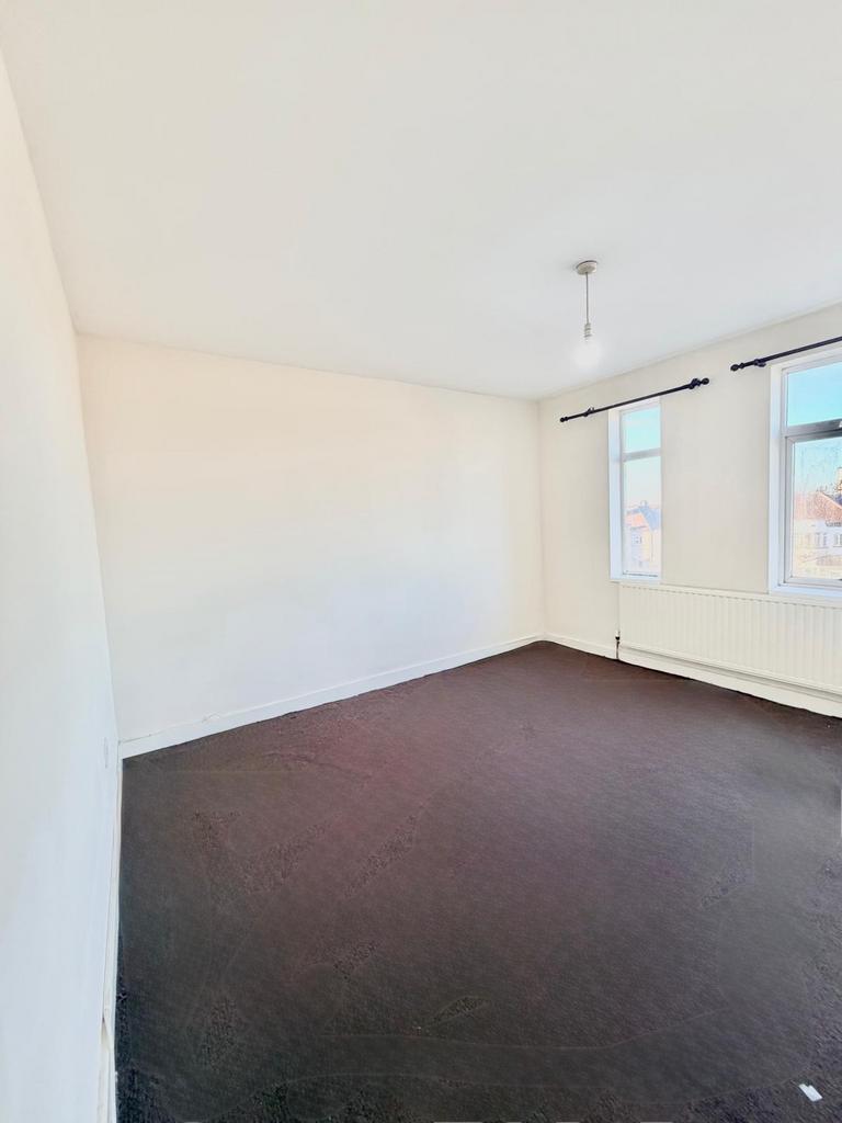 Apartment in Ilford - View 3