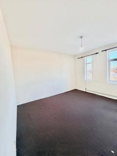 4 bedroom flat to rent, Eastern Avenue Flat 2, Ilford, Essex, IG2 7JB