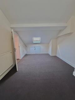4 bedroom flat to rent, Eastern Avenue Flat 2, Ilford, Essex, IG2 7JB