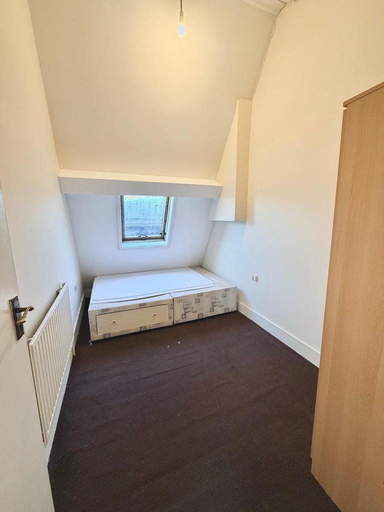 Apartment in Ilford - More