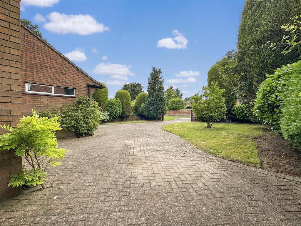 Welcoming Block Paved Driveway 631