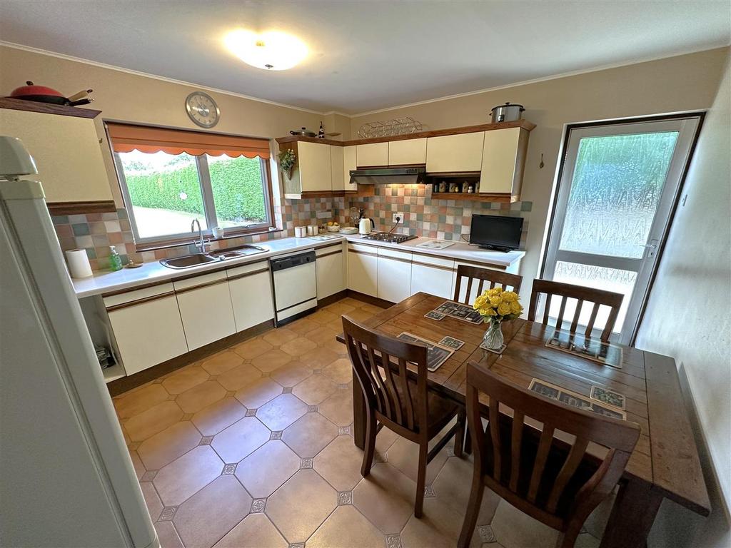 Spacious Breakfast Kitchen 596