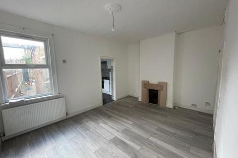 4 bedroom terraced house to rent, BLACKSHAW ROAD  SW17 TOOTING BROADWAY