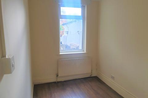 4 bedroom terraced house to rent, Bristol Road, London