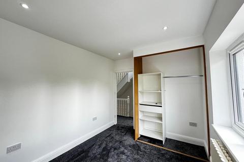 3 bedroom flat to rent, Gascoigne Road, New Addington