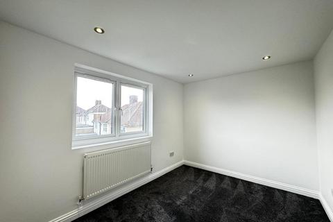 3 bedroom flat to rent, Gascoigne Road, New Addington