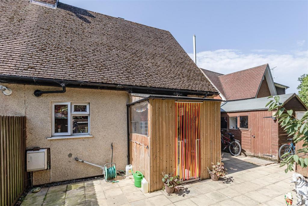 108 Oyster Lane, Byfleet, KT14 7 HR - 8.jpg