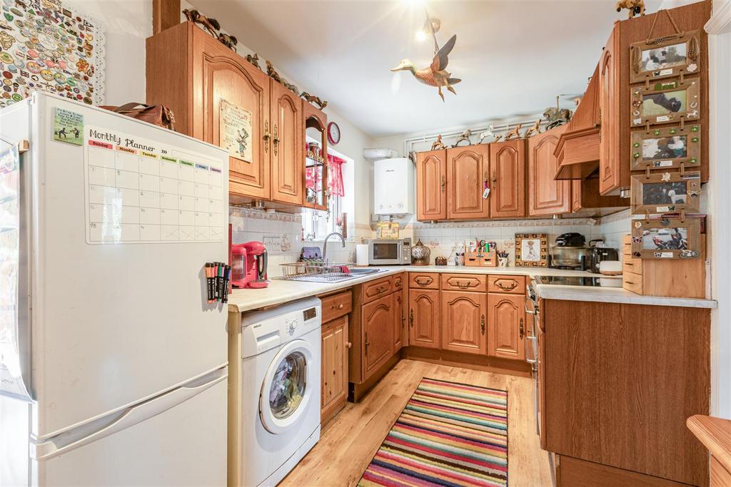 108 Oyster Lane, Byfleet, KT14 7 HR - 3.jpg