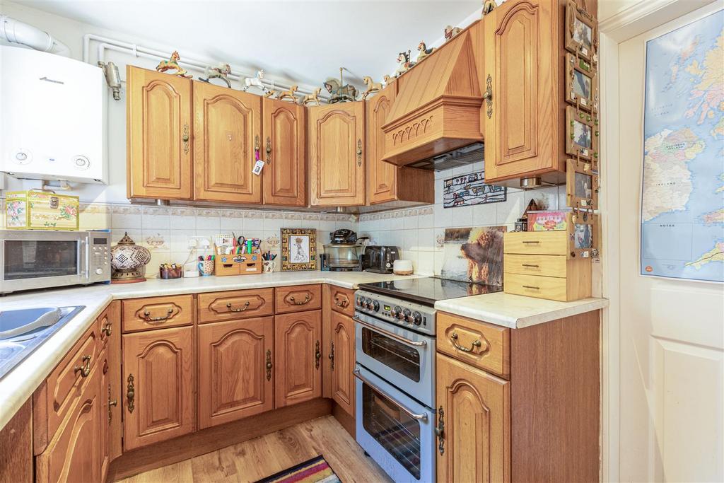 108 Oyster Lane, Byfleet, KT14 7 HR - 4.jpg