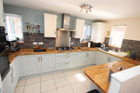 4 bedroom detached house for sale, Tinsley Avenue, Cradley Heath B64