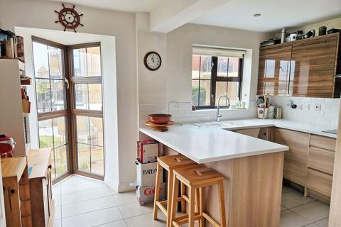 4 bedroom end of terrace house for sale, Hathaway Court, Rochester