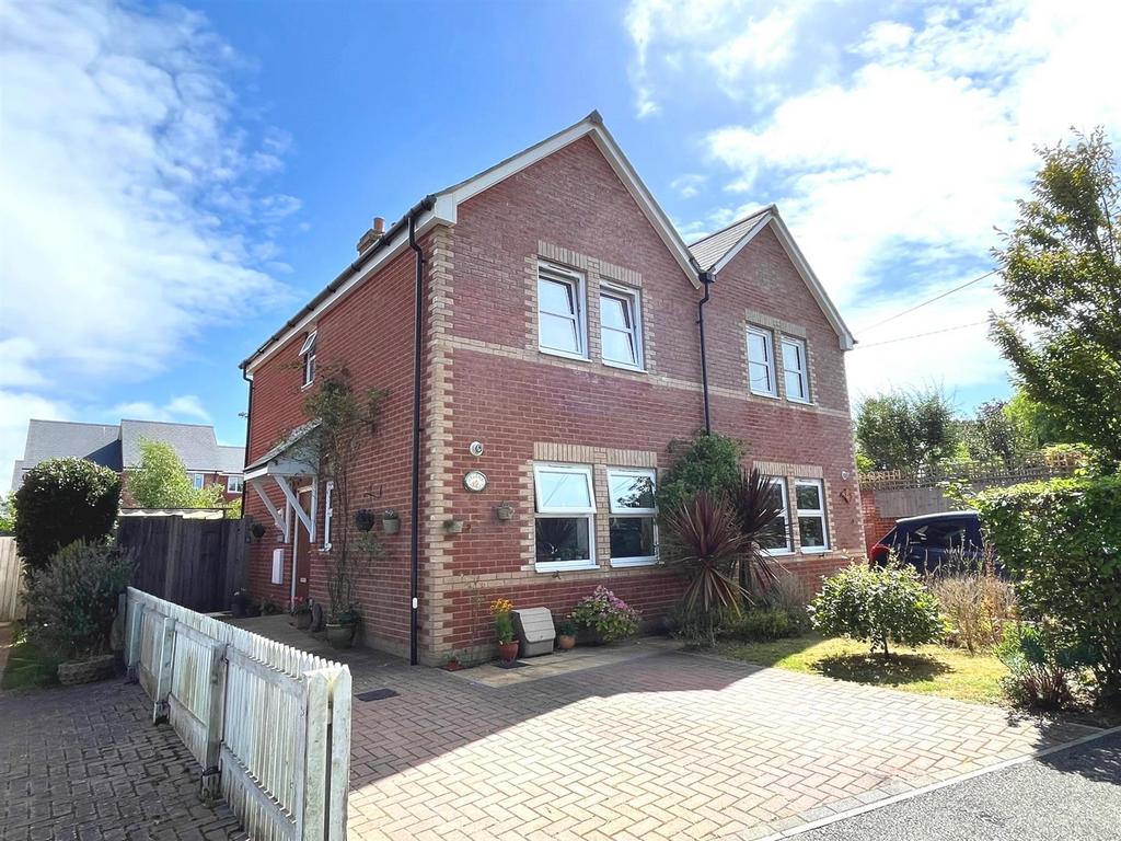 Queens Road, Freshwater 2 bed house - £275,000