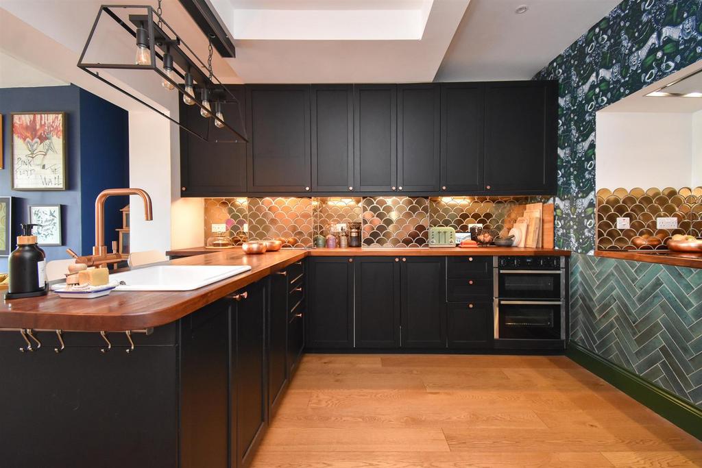 Open plan living &amp; kitchen