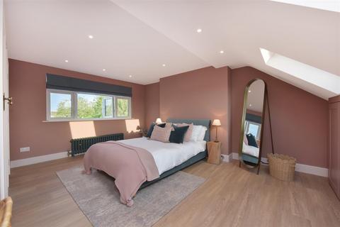 48 Fairway, London, SW20 9DN