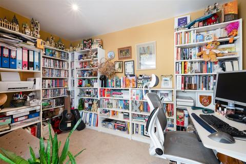 81 Elmwood Drive, Epsom, KT17 2NL