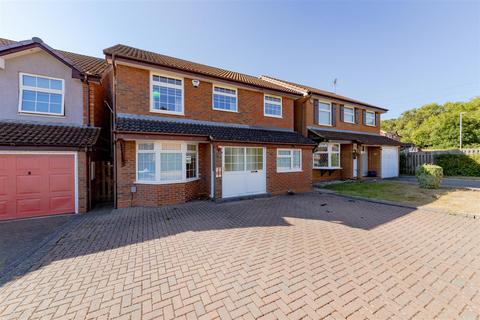 4 bedroom detached house for sale, Ames Close, Luton