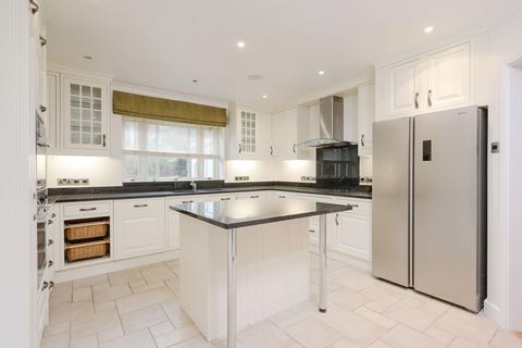 4 bedroom detached house to rent, Carrick Gate, Esher, KT10