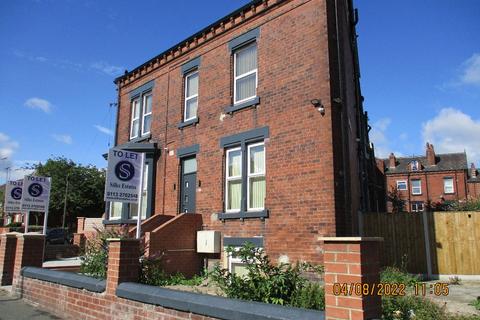 3 bedroom flat to rent, B Dewsbury Road, Leeds