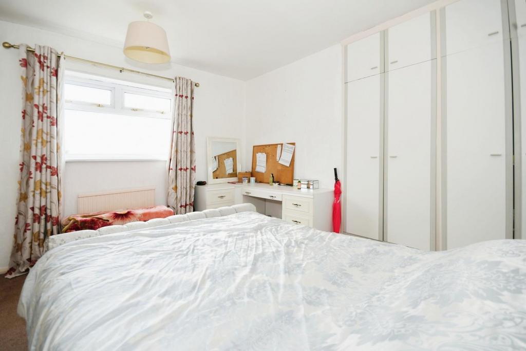 BEDROOM 1 02.jpg