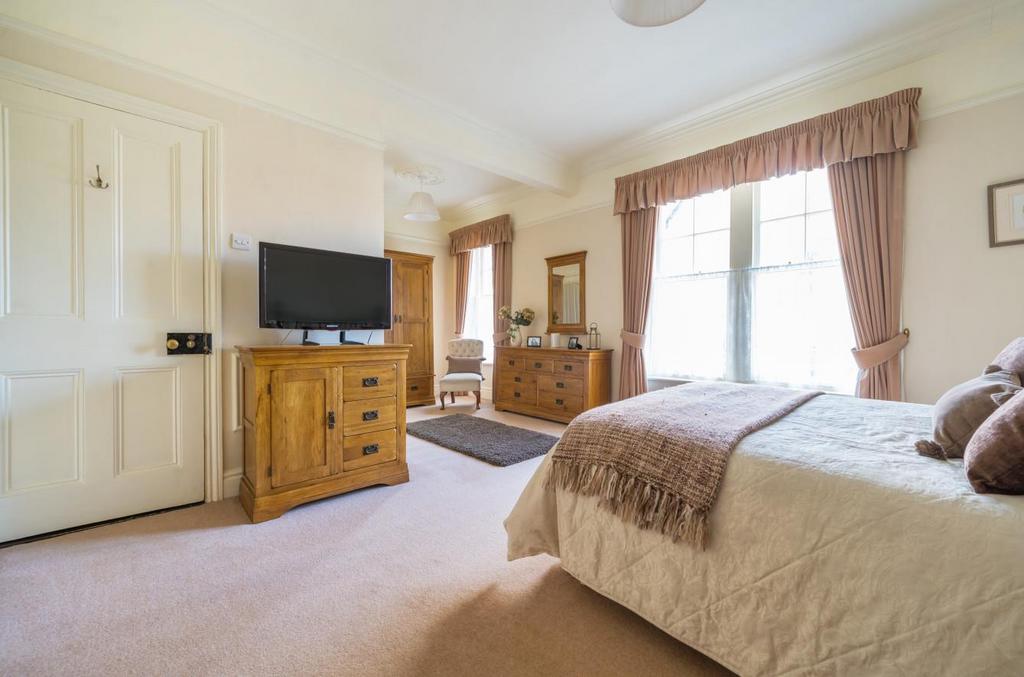 BEDROOM 1 - Master