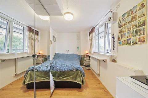 2 bedroom flat for sale, Layard Square, London, SE16