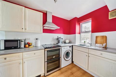 Flat C, 3 Transom Close, London, SE16 7FH