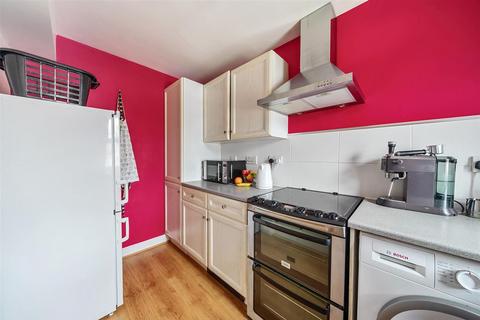 Flat C, 3 Transom Close, London, SE16 7FH