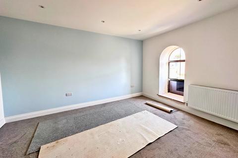 2 bedroom triplex for sale, Queen Street, Gillingham, Dorset. SP8 4DZ