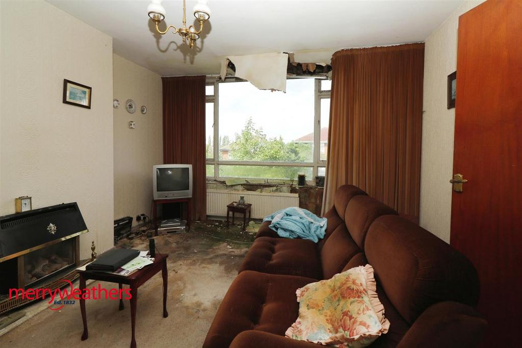 Through lounge/dining room
