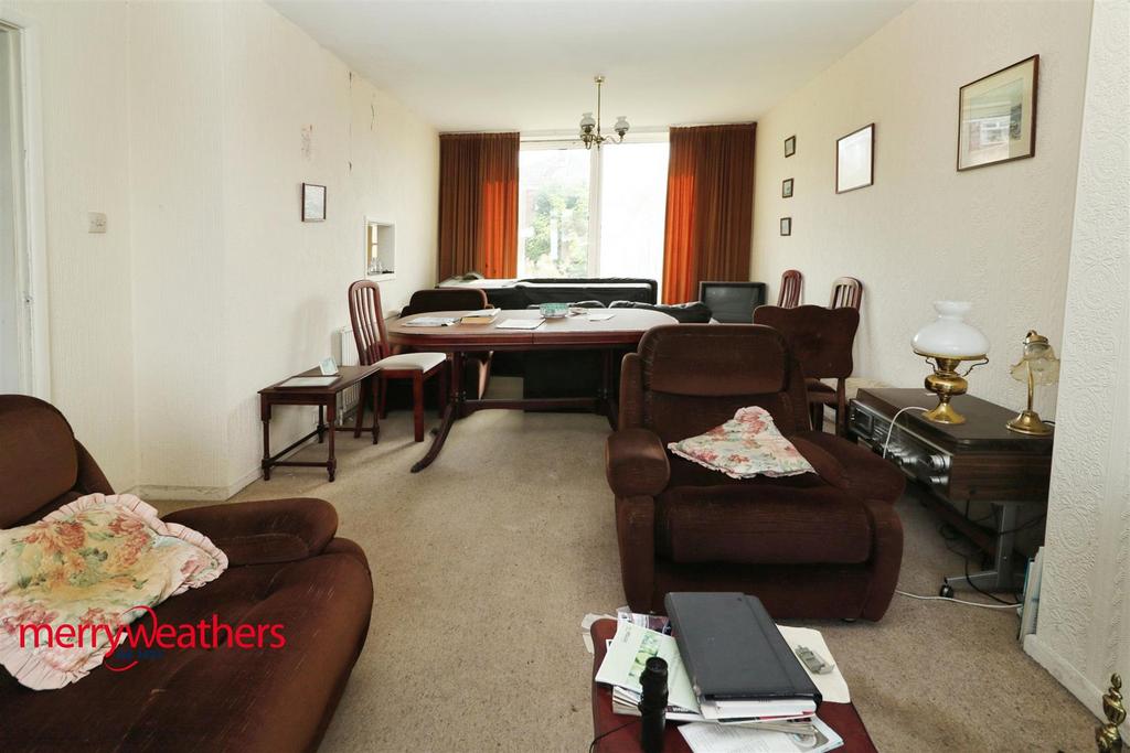 Through lounge/dining room