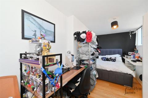 Studio for sale, Malthouse Apartments, 2 Caroline Street, London, E1