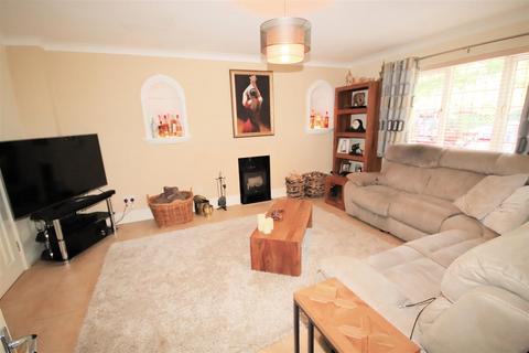 4 bedroom detached house for sale, Staines Square, Dunstable