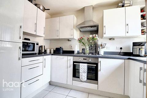 2 bedroom terraced house for sale, Clarence Gardens, Luton