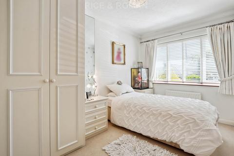 60 Commonfields, West End, Woking, GU24 9JA
