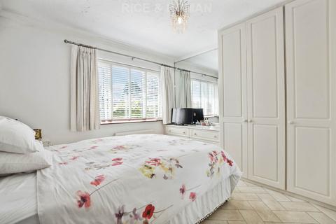 60 Commonfields, West End, Woking, GU24 9JA