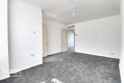 3 bedroom terraced house for sale, Petworth Way, Hornchurch