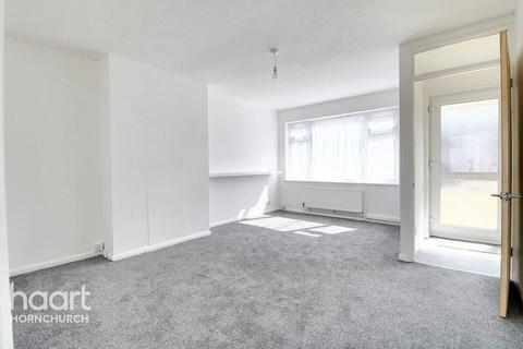 3 bedroom terraced house for sale, Petworth Way, Hornchurch