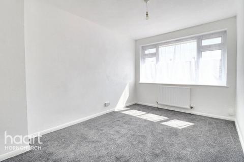 3 bedroom terraced house for sale, Petworth Way, Hornchurch