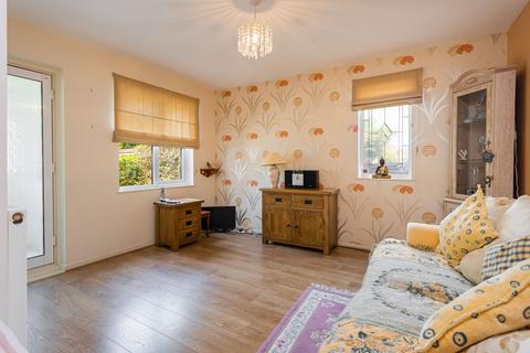 10 Barnfield Way, Oxted, RH8 9QF