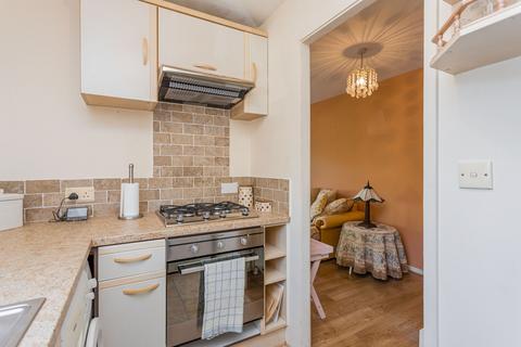 10 Barnfield Way, Oxted, RH8 9QF