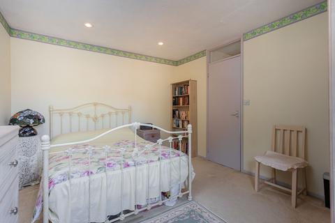 10 Barnfield Way, Oxted, RH8 9QF